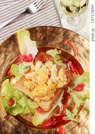 Scrambled eggs on toast and fresh salad 18715600