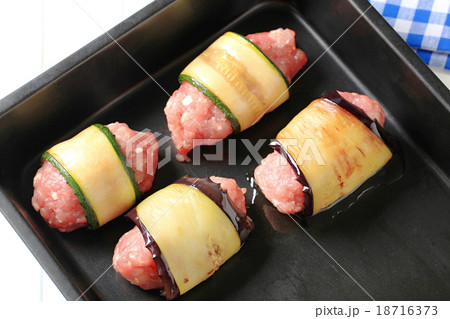 Minced meat wrapped in eggplant and zucchini 18716373