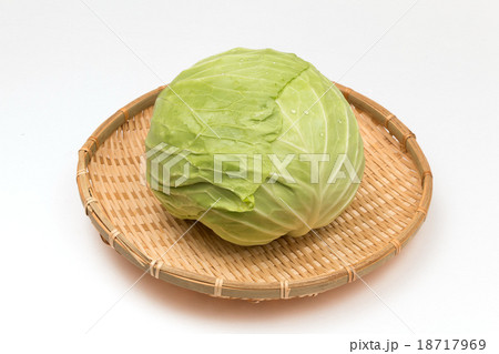 有機栽培採りたて新キャベツ Fresh cabbage of the organic farming 有機栽培採りたて新キャベツ Fresh cabbage of the organic farming 18717969