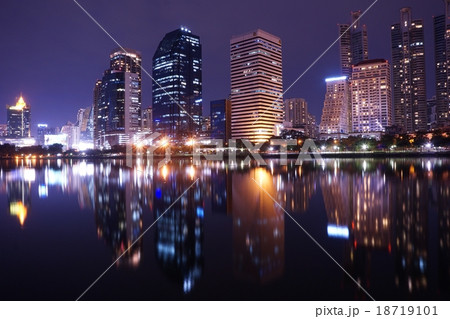 Night View of Benjakitti Park（バンコク、ベンチャキティ公園の夜景） 18719101