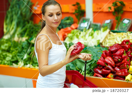 Young woman shopping in a supermarket in the department of fruit 18720327