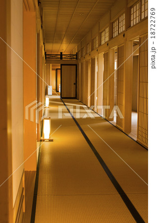 灯籠のあるお屋敷の廊下 灯籠のあるお屋敷の廊下 18722769