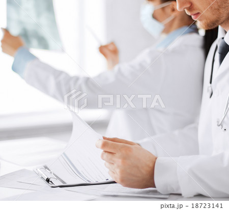 two doctors looking at x-ray 18723141