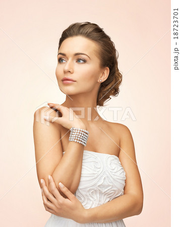 woman with pearl earrings and bracelet 18723701