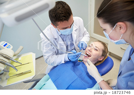 male dentist treating female patient teeth male dentist treating female patient teeth 18723746