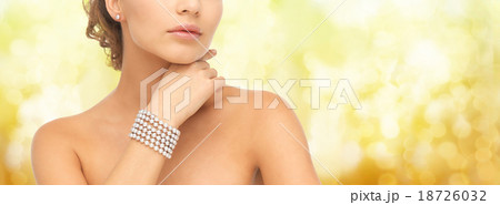 beautiful woman with pearl bracelet and earrings beautiful woman with pearl bracelet and earrings 18726032