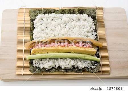 太巻きを作る　酢飯の上に具材をのせる 18728014