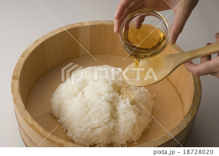 酢飯の作り方 すし酢を加える 酢飯の作り方 すし酢を加える 18728020