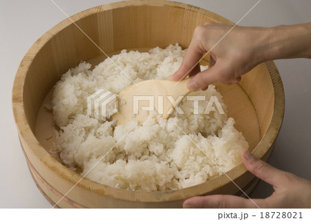 酢飯の作り方 あわせ酢を混ぜる 酢飯の作り方 あわせ酢を混ぜる 18728021