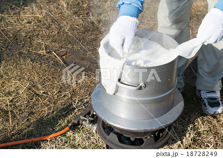 餅つき（もち米を蒸かす）９ 18728249