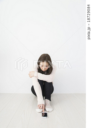 着信を待つ女性 18729084