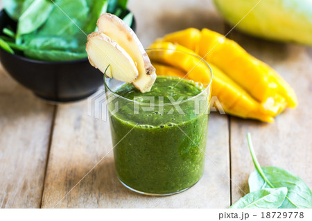 Mango with Spinach and Ginger smoothie 18729778