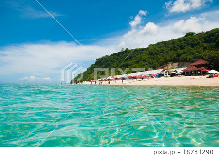 Transparent  sea water with a blurred background 18731290