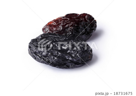 Dark seedless raisins 18731675