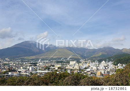 湯けむり展望台より望む鶴見岳と別府温泉街 18732861