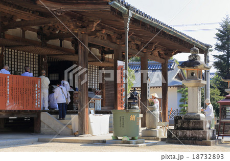 四国霊場第70番札所「本山寺」国宝の本堂とお遍路さん 18732893