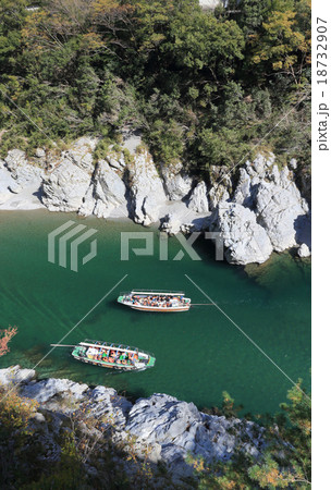 徳島県三好市 吉野川 秋の 大歩危峡 を行く観光遊覧船の写真素材