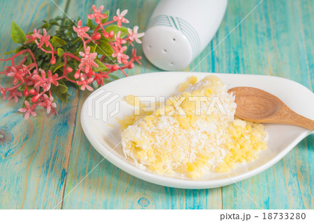 Thai dessert kanom Tua Pab ,Mung Bean rice-crepe 18733280