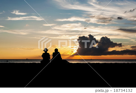 Silhouette of lovers relax on the beach 18734132
