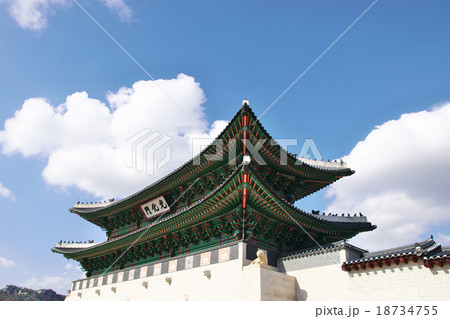 韓国の王宮の城門　光化門 18734755