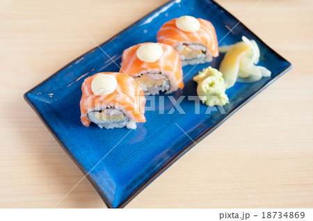 Salmon roll sushi Salmon roll sushi 18734869