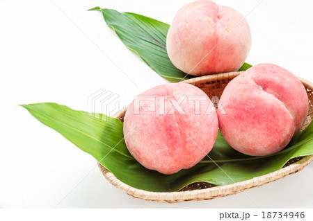 Peaches in basket Peaches in basket 18734946
