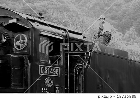 蒸気機関車と機関士 蒸気機関車と機関士 18735889