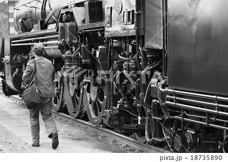 蒸気機関車と機関士の写真素材 [18735890] - PIXTA