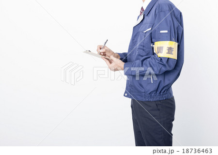 クリップボードを持つ男性の調査員 クリップボードを持つ男性の調査員 18736463