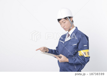 クリップボードを持つ男性の調査員 クリップボードを持つ男性の調査員 18736599