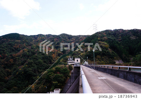 南畑ダムの紅葉 18736943