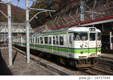 紅葉の水上駅に停車の上越線115系(水上⇔長岡) 紅葉の水上駅に停車の上越線115系(水上⇔長岡) 18737088