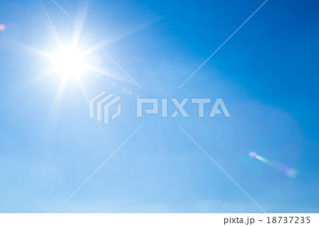 秋の空　光芒　白い雲と青い空　背景素材　コピースペース　文字スペース 18737235