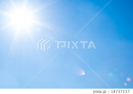 秋の空　光芒　白い雲と青い空　背景素材　コピースペース　文字スペース 18737237