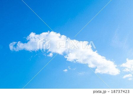 空と雲　積雲　層雲　秋の空　白い雲と青い空　背景素材　コピースペース　文字スペース 18737423
