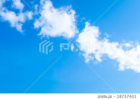 空と雲　積雲　層雲　秋の空　白い雲と青い空　背景素材　コピースペース　文字スペース 18737431