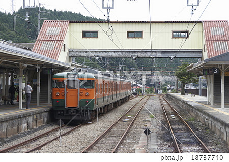 横川駅に停車中の信越本線115系（高崎⇔横川） 18737740