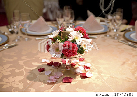 結婚披露宴 装花 ゲストテーブル装花の写真素材