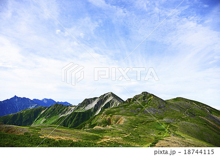 水晶小屋より縦走路の先の鷲羽岳 18744115