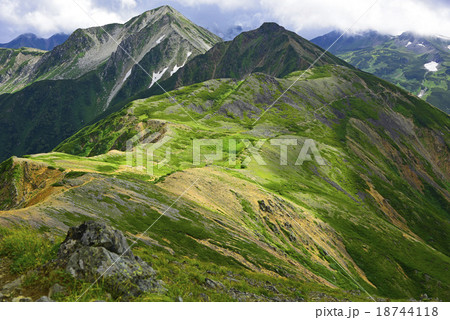 輝く縦走路　水晶小屋より鷲羽岳、笠ケ岳 18744118