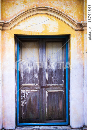 Wood door in vintage style Wood door in vintage style 18744343