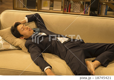 酔い潰れるサラリーマン 酔い潰れるサラリーマン 18745421