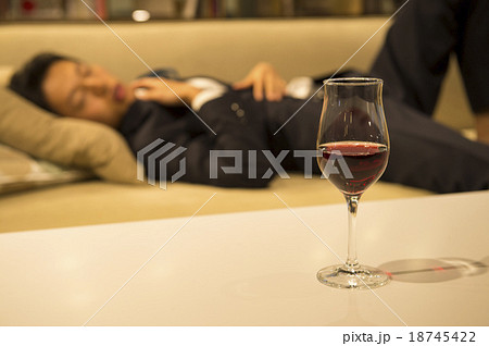 酔い潰れるサラリーマン 18745422