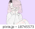 顔を覆い隠す女性 18745573