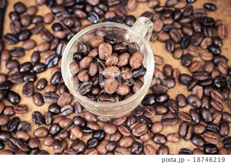 Roasted coffe bean on wood table 18746219