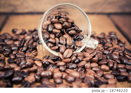 Roasted coffe bean on wood table Roasted coffe bean on wood table 18746220