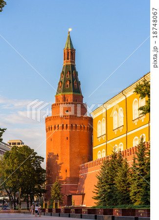The Alexander Garden under Kremlin walls in Moscow 18748067