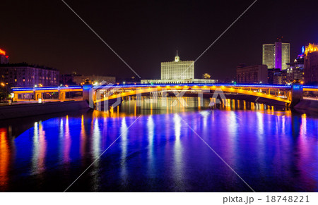 View of Smolensky metrobridge and White House 18748221