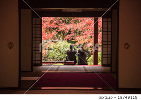 湖東三山　紅葉の金剛輪寺　スマホで写真を撮る二人 18749119