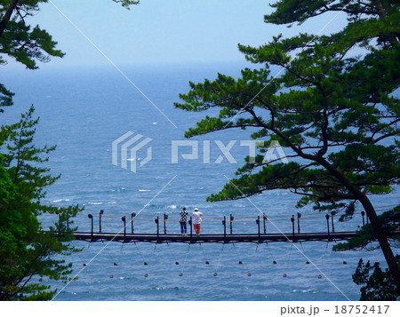 伊豆橋立吊橋から海と空を望む２人 18752417